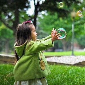 criança brincando com bola de sabão criança brincando com bola de sabão