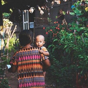 criança com a mãe no jardim criança com a mãe no jardim