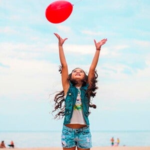 criança feliz com bola criança feliz com bola