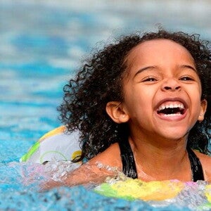 Criança na piscina Criança na piscina