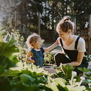 Crianças e tecnologia: o que fazer para o seu filho não criar dependência de televisão e celular