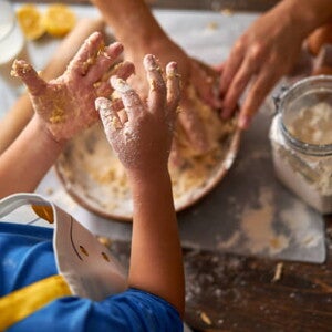 crianças com as mãos sujas de farinha e ovo crianças com as mãos sujas de farinha e ovo