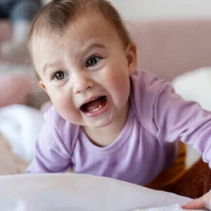 Um bebê engatinhando com a boca aberta. Um bebê engatinhando com a boca aberta.