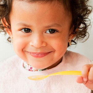 Criança comendo sozinha o papa, por Nestlé Baby & Me Criança comendo sozinha o papa, por Nestlé Baby & Me