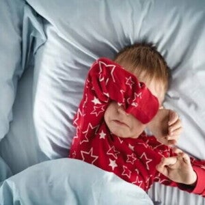Uma criança com dificuldade para dormir, um dos sintomas dos distúrbios do sono infantil. Uma criança com dificuldade para dormir, um dos sintomas dos distúrbios do sono infantil.