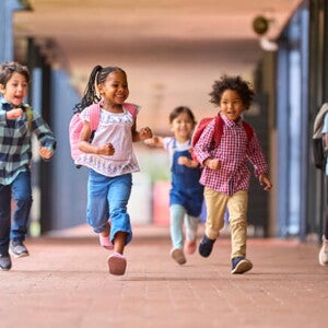 crianças correndo em escola infantil crianças correndo em escola infantil