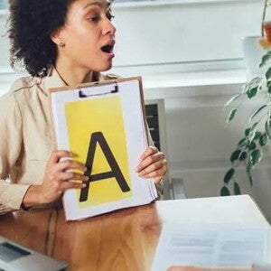 Foto que representa uma consulta na fonoaudióloga