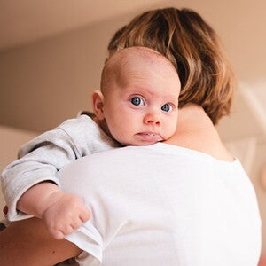 Regurgitação em bebês: compreendendo, prevenindo e lidando com as golfadas Regurgitação em bebês: compreendendo, prevenindo e lidando com as golfadas