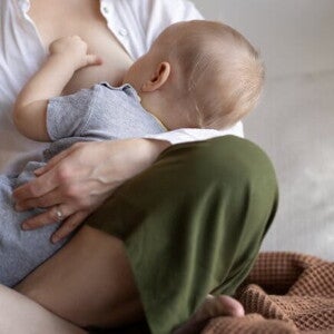 Imagem de uma mãe segurando um bebê enquanto amamenta ele Imagem de uma mãe segurando um bebê enquanto amamenta ele