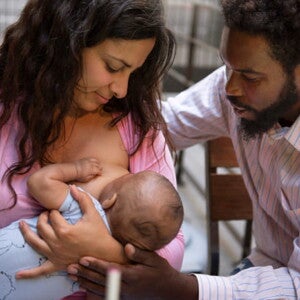 mãe amamentando um bebê enquanto um homem oferece suporte mãe amamentando um bebê enquanto um homem oferece suporte
