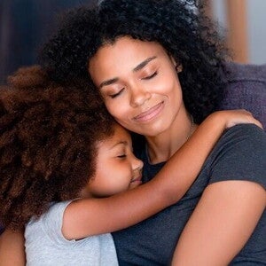 mãe e filho se abraçando mãe e filho se abraçando