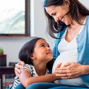 mãe grávida e com filho pequeno mãe grávida e com filho pequeno