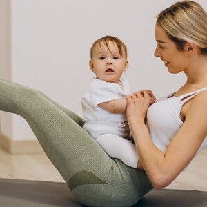 Mãe e filho em posturas de ioga em um tapete, promovendo bem-estar e conexão. Mãe e filho em posturas de ioga em um tapete, promovendo bem-estar e conexão.