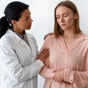 Médica examinando paciente com candidíase mamária Médica examinando paciente com candidíase mamária