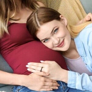 Duas mulheres, uma grávida, representando o amor e a possibilidade de maternidade para casais homoafetivos através do método ROPA. Duas mulheres, uma grávida, representando o amor e a possibilidade de maternidade para casais homoafetivos através do método ROPA.