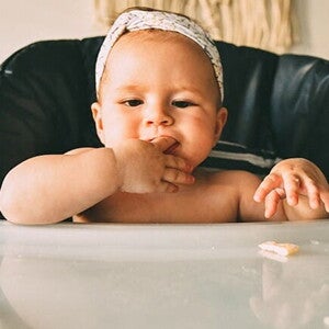 Meu bebê já quer comer sozinho! Deixo? Meu bebê já quer comer sozinho! Deixo?