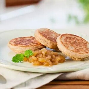 Prato branco com Mini Pancake de Aveia Sem Glúten com Geleia de Abacaxi Prato branco com Mini Pancake de Aveia Sem Glúten com Geleia de Abacaxi