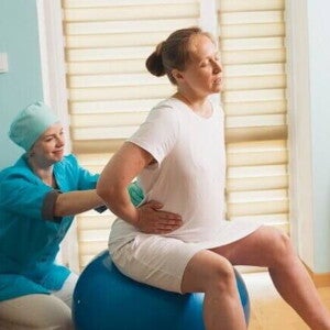 Gestante se preparando para o parto com uma profissional de saúde. Gestante se preparando para o parto com uma profissional de saúde.