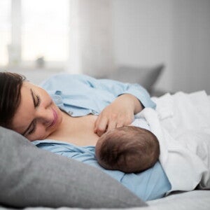 mulher amamentando um bebê enquanto está deitada mulher amamentando um bebê enquanto está deitada