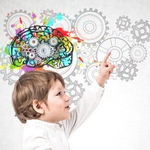 Criança sorridente com o dedo levantado. No fundo, um desenho que representa um cérebro colorido com engrenagens, cercado por outras engrenagens.