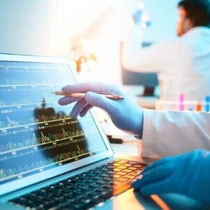 Equipe médica analisando informações a partir de um sequenciamento genético. Equipe médica analisando informações a partir de um sequenciamento genético.