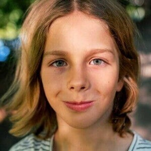 Menino loiro de olhos claros olhando diretamente para a câmera. Menino loiro de olhos claros olhando diretamente para a câmera.