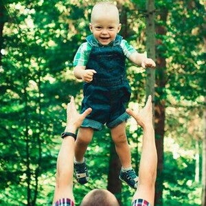 criança brincando com o pai na natureza criança brincando com o pai na natureza