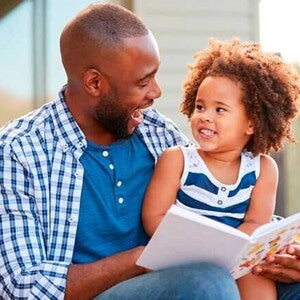 pai e filha lendo livro pai e filha lendo livro