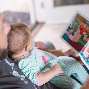 pai e filho lendo livro pai e filho lendo livro