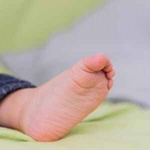 pé descalço de um bebê pé descalço de um bebê