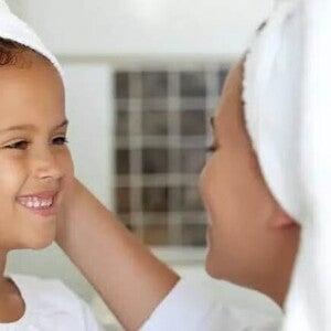 mãe e filha com toalhas na cabeça pós banho mãe e filha com toalhas na cabeça pós banho