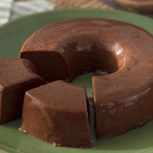 Prato verde com Pudim de Banana e Chocolate Sem Lactose e Sem Glúten Prato verde com Pudim de Banana e Chocolate Sem Lactose e Sem Glúten
