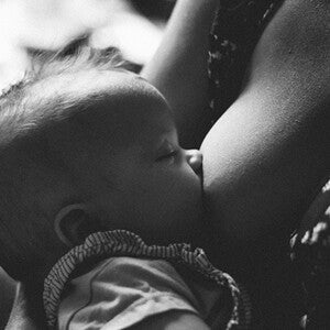 Tenho rachaduras, posso continuar amamentando meu bebê? Tenho rachaduras, posso continuar amamentando meu bebê?