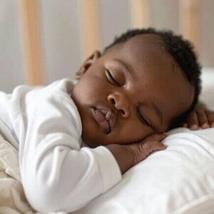 Bebê dormindo tranquilamente em um ambiente acolhedor, representando momentos de descanso em meio à regressão do sono dos 2 anos.