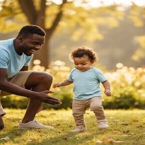 Bebê começando a andar com sapatos confortáveis no parque, sob o olhar carinhoso dos pais.