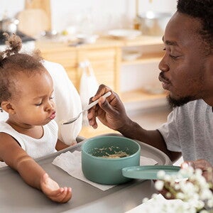 Sintomas de intolerância ao glúten em bebês: saiba como identificar Foto de pai alimentando