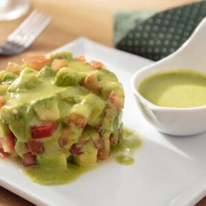 Prato branco com tartar de abacate Prato branco com tartar de abacate