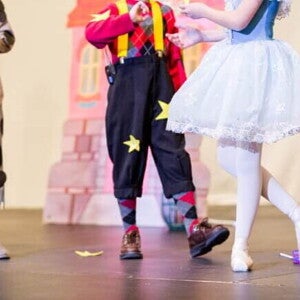 Crianças atuando em um espetáculo de teatro infantil. Crianças atuando em um espetáculo de teatro infantil.