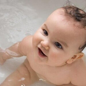 Um bebê dentro da banheira com a boca aberta Um bebê dentro da banheira com a boca aberta