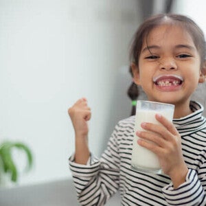 Criança pequena de mais de 3 anos de idade [TR4.1]consumindo composto lácteo adequado para a primeira infância