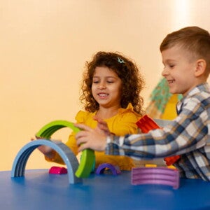 um menino e uma menina brincando com brinquedos pedagógicos um menino e uma menina brincando com brinquedos pedagógicos