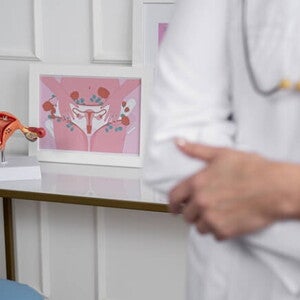 Uma profissional vestindo um jaleco branco em um consultório médico Uma profissional vestindo um jaleco branco em um consultório médico