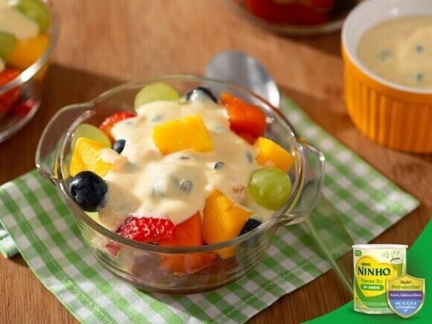 Salada de Frutas com Creme de Maracujá e NINHO Fases 3+