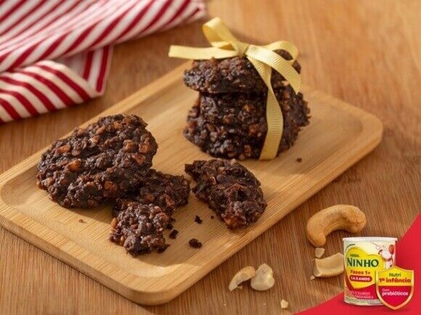 COOKIES DE CACAU E CASTANHAS COM NINHO FASES 1+