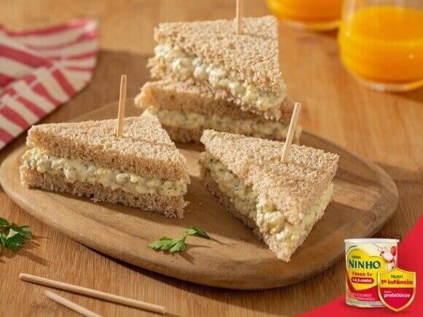 SANDUICINHO DE OVOS CREMOSOS COM NINHO FASES 1+