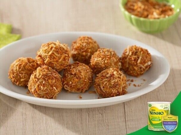Receita de Trufas de Cenoura com Uva Passa e NINHO Fases 3+