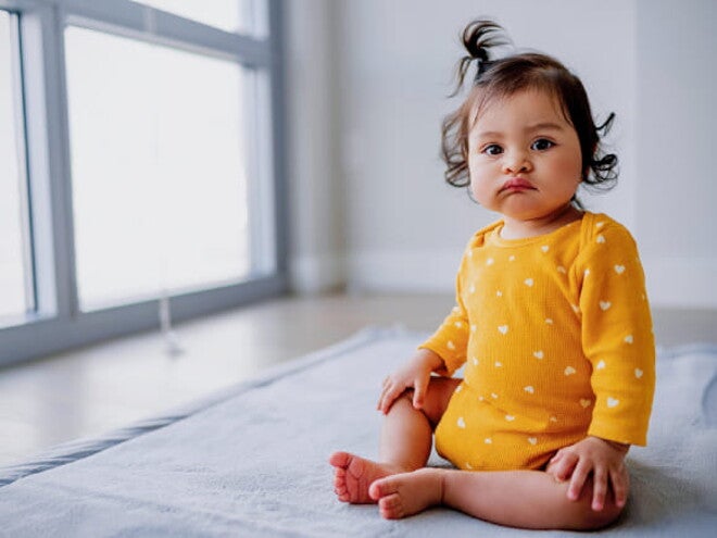 Com quantos meses o bebê começa a sentar sozinho?