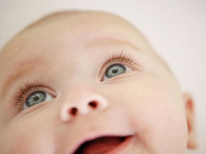 Close dos olhos de um bebê