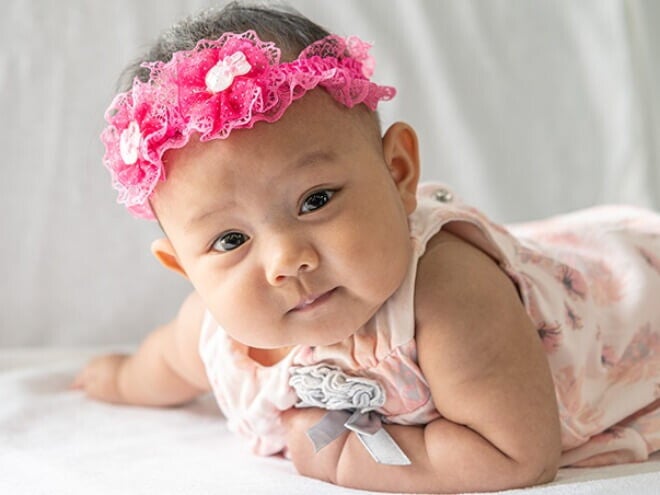 Ensaio fotográfico de bebê que se chama Alice com laço rosa na cabeça. Ensaio fotográfico de bebê que se chama Alice com laço rosa na cabeça.