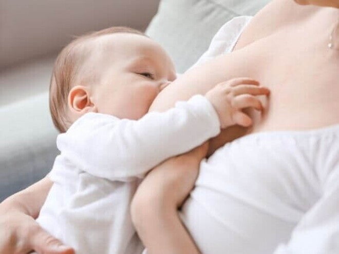 Close-up de um bebê sendo amamentado ao seio, um método que exige dieta de exclusão para a mãe quando o bebê tem APLV.